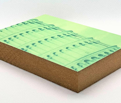 Liegende Ansicht Holzbild mit grünem Hintergrund und Ausschnitt des Schiefen Turms von Pisa in Grün