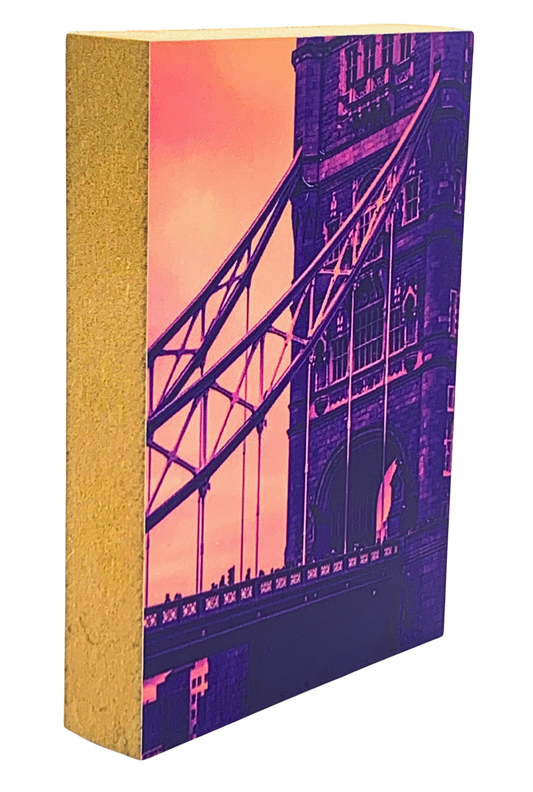 Holzbild 8,5 x 10 cm mit einem Ausschnitt der Tower Bridge in Violett 