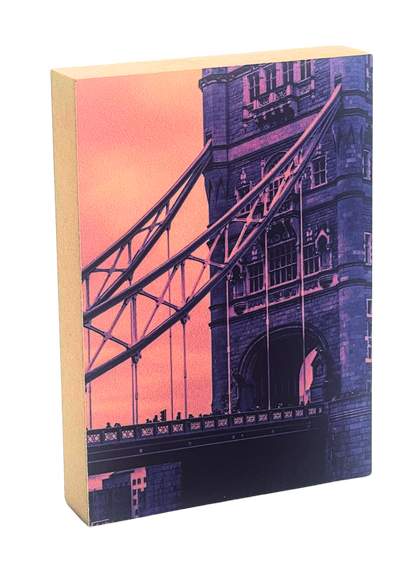 Holzbild 8,5 x 10 cm mit einem Ausschnitt der Tower Bridge in Violett 
