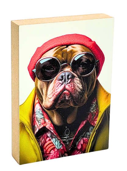 Holzbild 8,5 x 12 cm mit dem Kopf eines Mastino Rüden mit Mütze und Sonnenbrille.