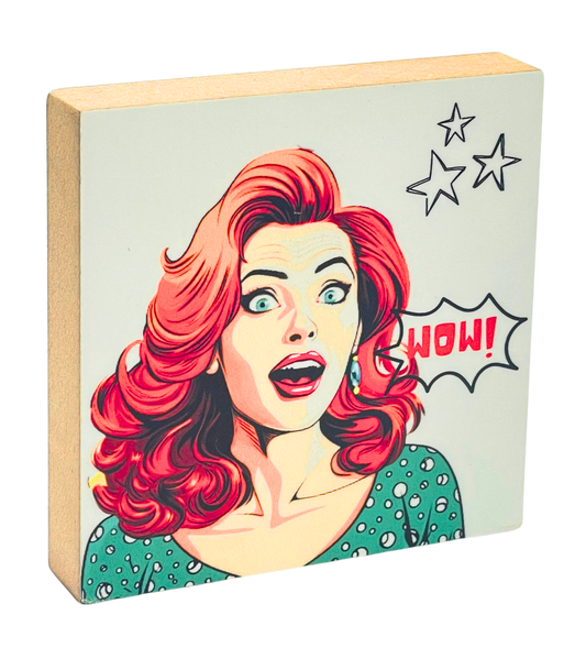 Seitliche Ansicht von Holzbild 10 x 10 cm mit Pop Art Motiv Frau mit überraschtem Gesichtsausdruck und Sprechblase "Wow!"