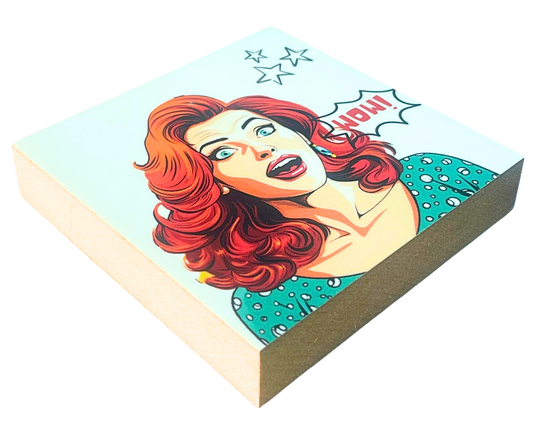 Liegende Ansicht von Holzbild 10 x 10 cm mit Pop Art Motiv Frau mit überraschtem Gesichtsausdruck und Sprechblase "Wow!"