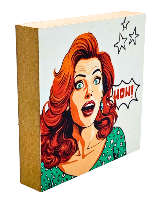 Seitliche Ansicht von Holzbild 10 x 10 cm mit Pop Art Motiv Frau mit überraschtem Gesichtsausdruck und Sprechblase "Wow!"